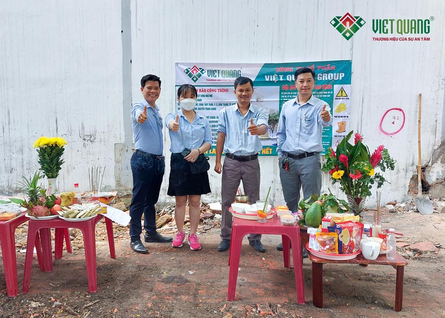 Nhân sự Việt Quang Group chụp hình kỉ niệm tham gia khởi công xây dựng công trình nhà phố 1 tầng ngầm 4 tầng nổi nhà anh Nhơn Quận Bình Thạnh