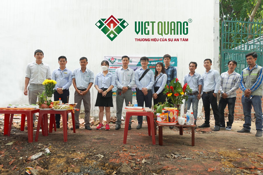 Nhân sự Việt Quang Group chụp hình kỉ niệm tham gia khởi công xây dựng công trình nhà phố 1 tầng ngầm 4 tầng nổi nhà anh Nhơn Quận Bình Thạnh