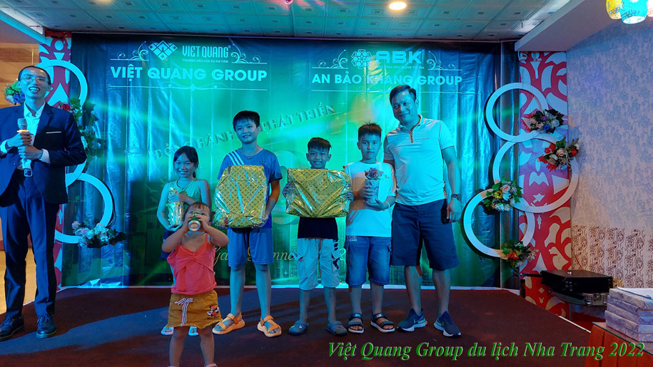 Trẻ em tham dự vào các trò chơi vui nhộn mang lại tiếng cười cho chương trình và được nhận quà từ ban tổ chức