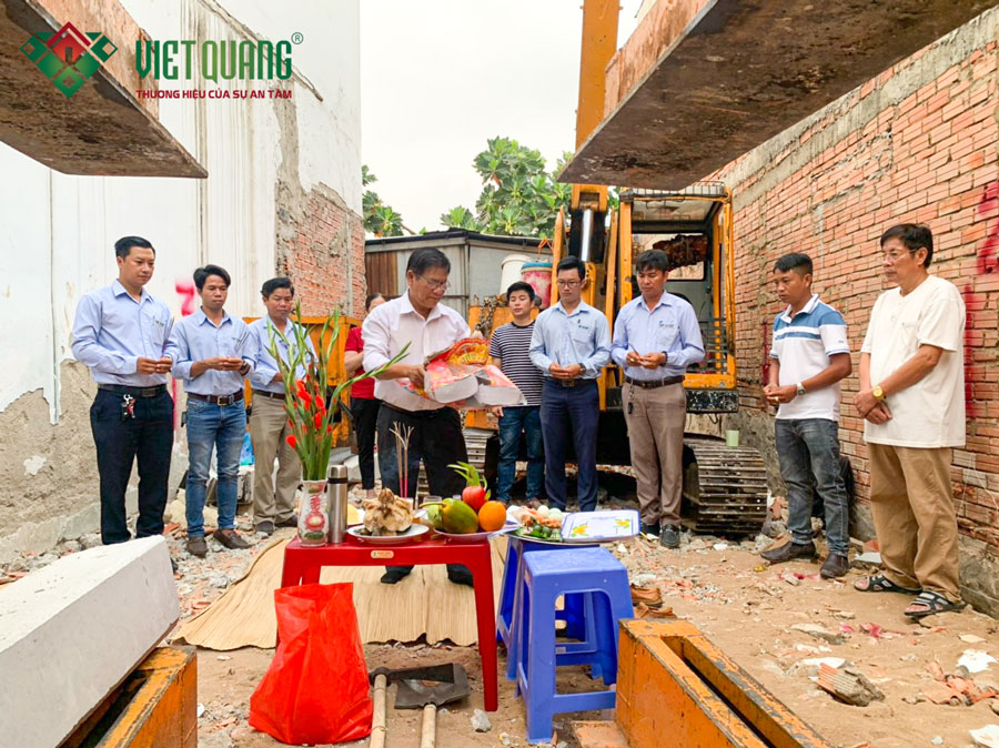 Cúng khởi công xây dựng nhà phố 1 trệt 2 lầu sân thượng tum 5x12m nhà chú Khánh ở Quận 12 