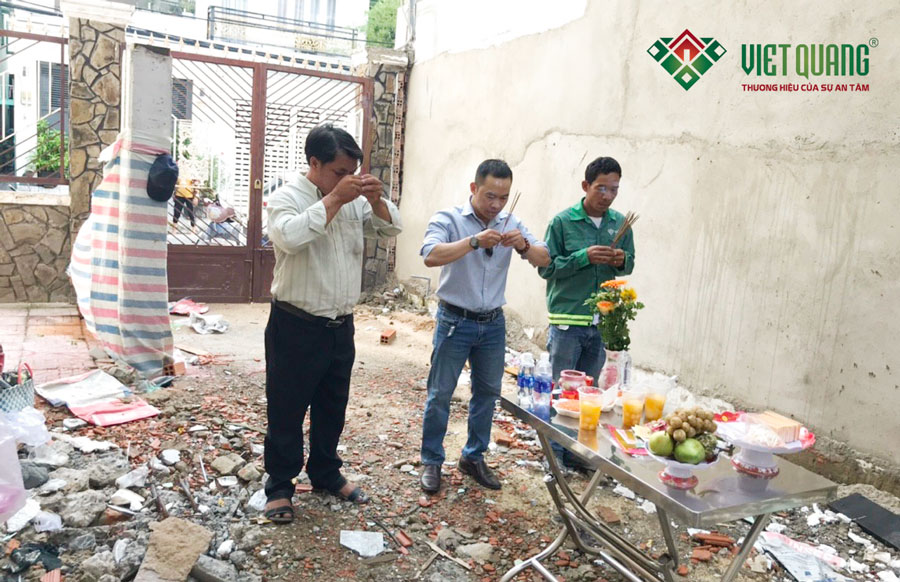 Đội ngũ Việt Quang Group cùng chủ đầu tư cúng Khởi công xây dựng nhà phố 6 tầng 4x20m tại quận 7 của gia đình anh Minh