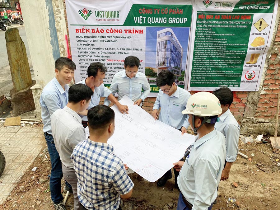 Nhân sụ Việt Quang Group đang xem bản vẽ xin phép xây dựng công trình 1 tầng hầm 6 tầng nổi nhà anh Bằng Quận Tân Bình