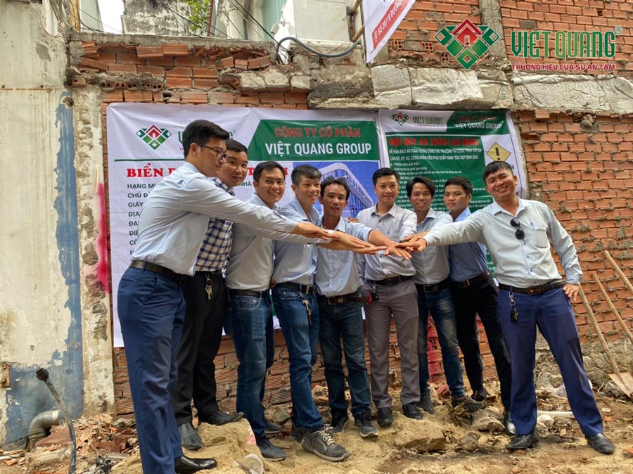 Nhân sự Việt Quang Group tham gia cúng khởi công và chụp hình kỉ niệm khởi công xây dựng phần thô công trình 1 tầng hầm 6 tầng nổi nhà anh Bằng Quận Tân Bình