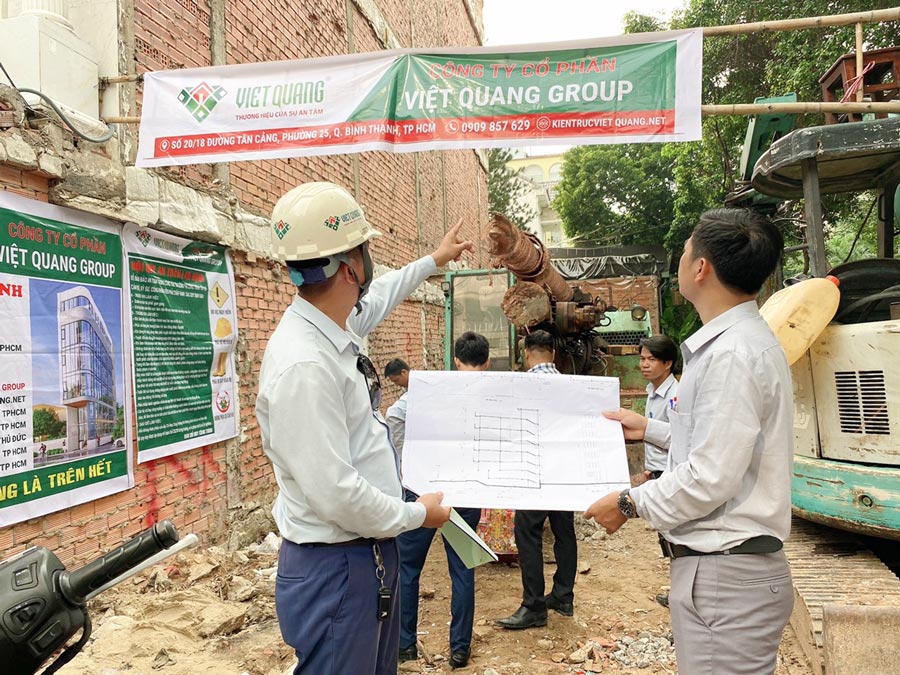 Giám đốc khối Việt Quang Group đang hướng dẫn và triển khai hướng dẫn các công tác an toàn lao động và biện pháp thi công