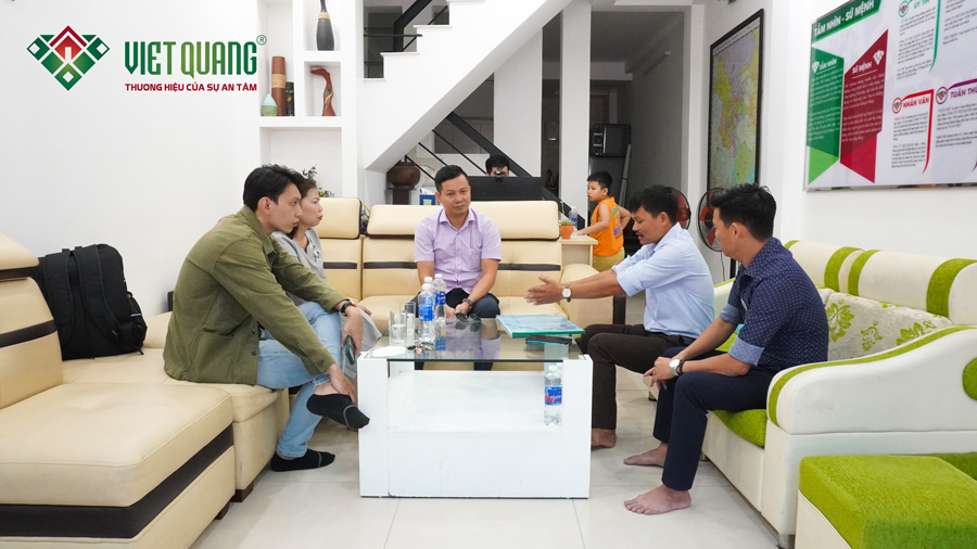 Ban lãnh đạo công ty Việt Quang Group đang trao đổi với gia đình chị Hiền trước khi kí hợp đồng xây nhà