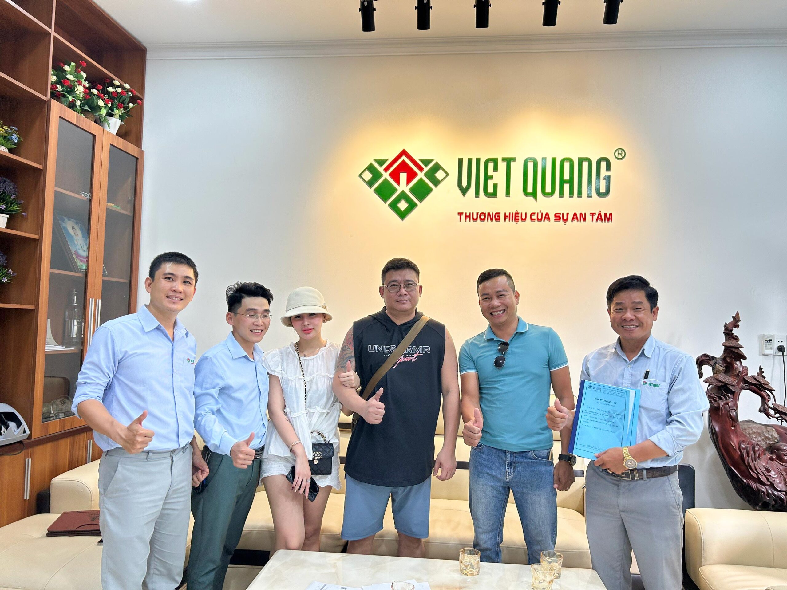 Ký hợp đồng cải tạo trọn gói cửa hàng cà phê của Chị Kim ở Quận 1