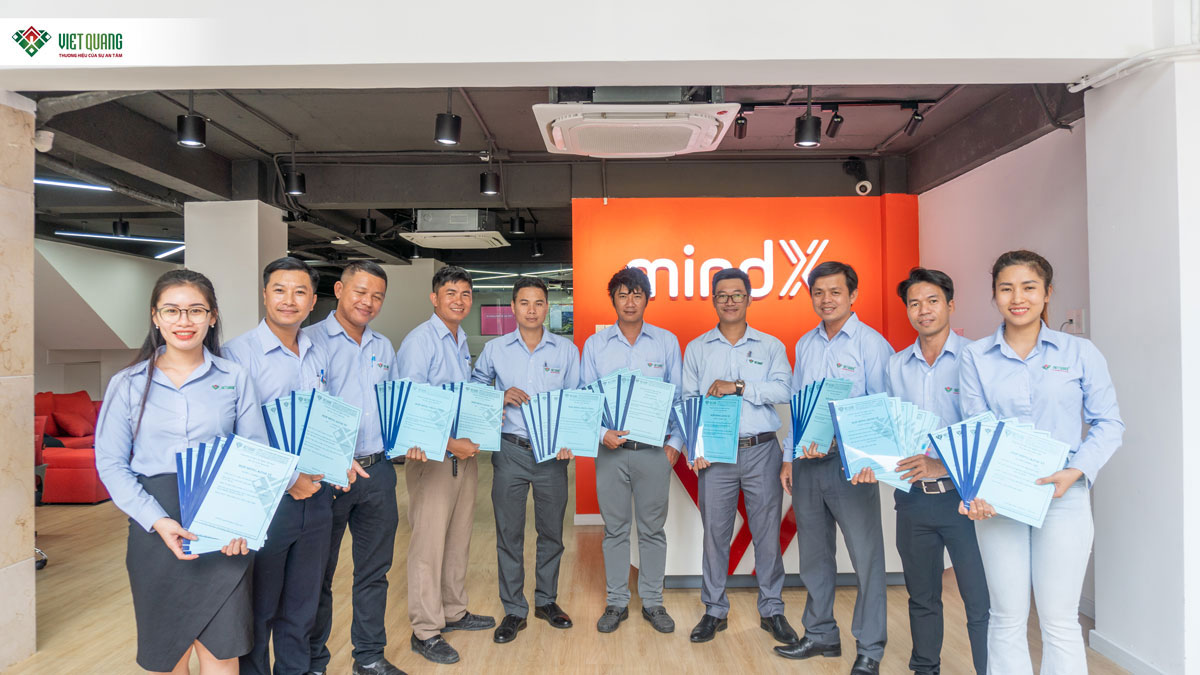 Hình ảnh đội ngũ Việt Quang Group tại chi nhành Quận 10