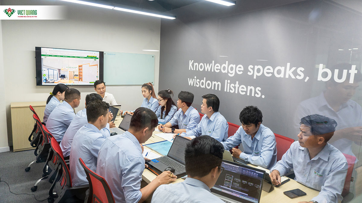 Hình ảnh đội ngũ Việt Quang Group tại chi nhành Quận 10