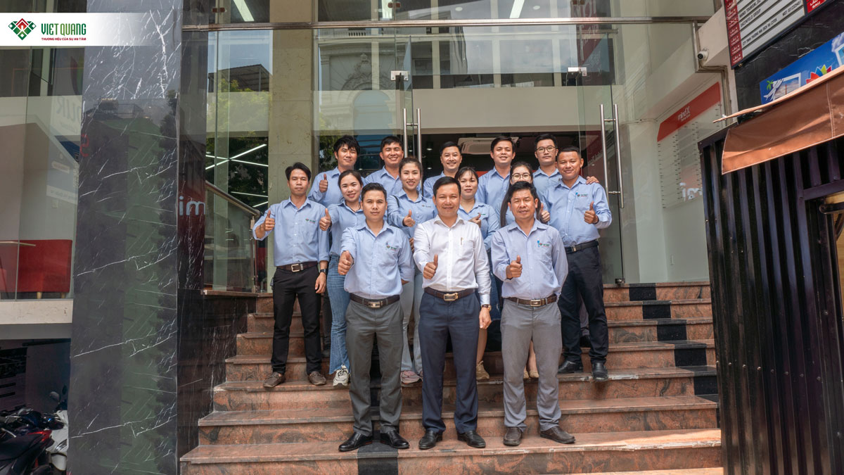 Hình ảnh đội ngũ Việt Quang Group tại chi nhành Quận 10