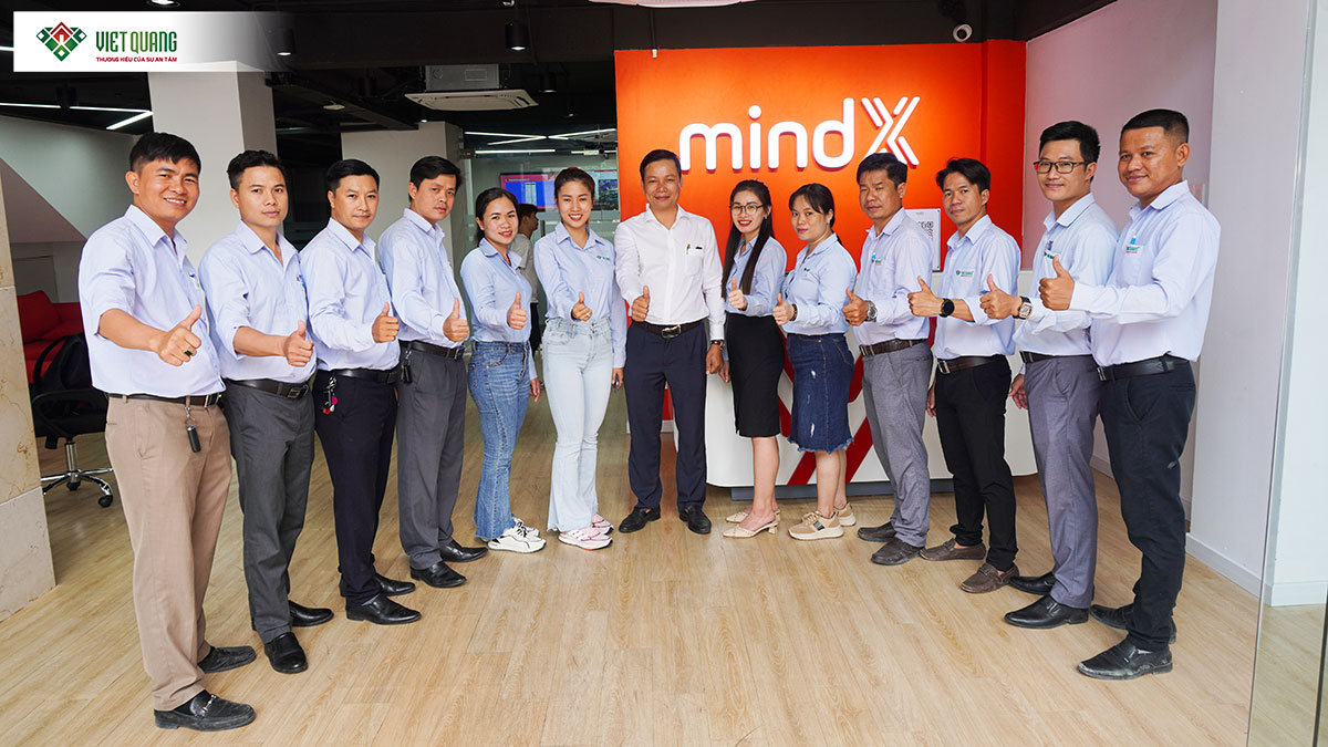 Hình ảnh đội ngũ Việt Quang Group tại chi nhành Quận 10