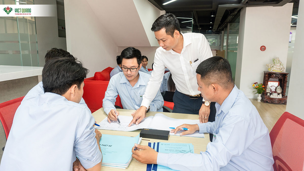 Hình ảnh đội ngũ Việt Quang Group tại chi nhành Quận 10