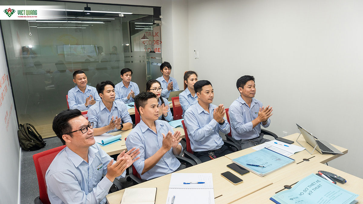 Hình ảnh đội ngũ Việt Quang Group tại chi nhành Quận 10