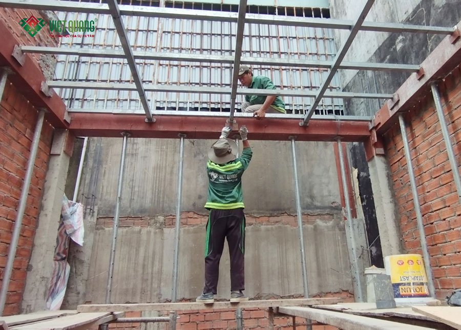 Đổ bê tông sàn – thi công kết cấu chính