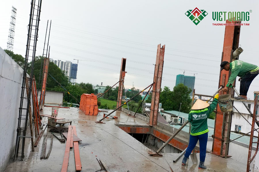 Thi công xây dựng phần thô sàn lầu 2, lầu 3 của công trình.