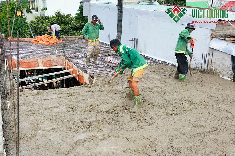 Thi công xây dựng phần thô sàn lầu 2, lầu 3 của công trình.