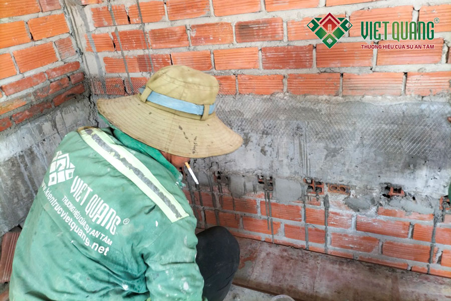 Đóng lưới chống nứt tường và tô trát tường bên trong nhà