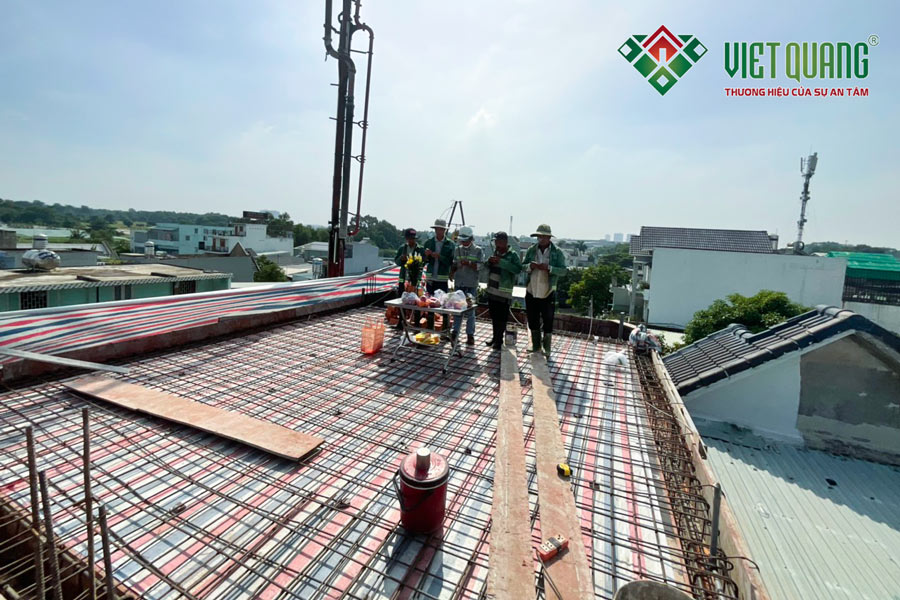 Thi công xây dựng phần thô sàn lầu 2, lầu 3 của công trình.