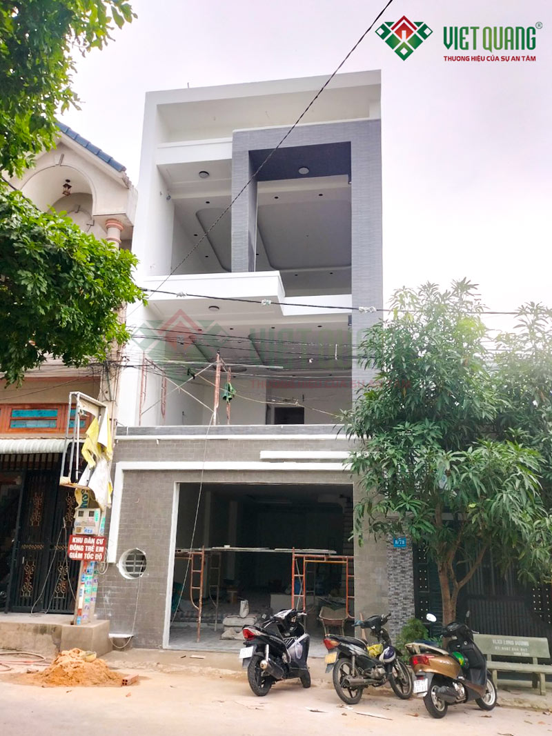 Mặt tiền ngôi nhà ống 3 tầng diện tích 5.5x17m đang trong quá trình hoàn thiện