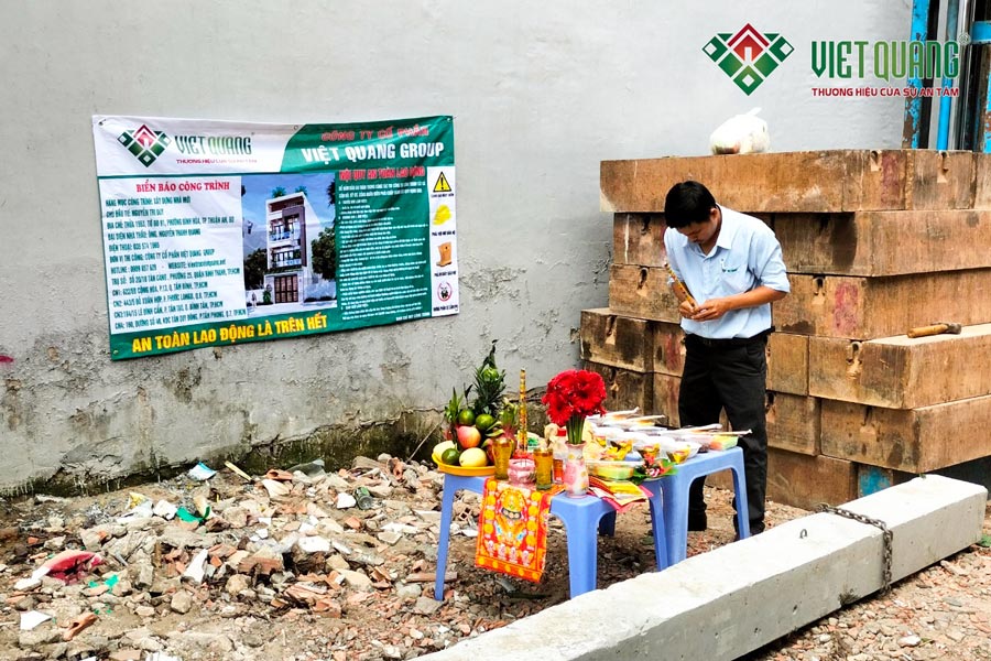 Đội ngũ nhân sự Việt Quang Group cúng khởi công xây dựng trọn gói nhà phố 3 tầng của chị Ngọc