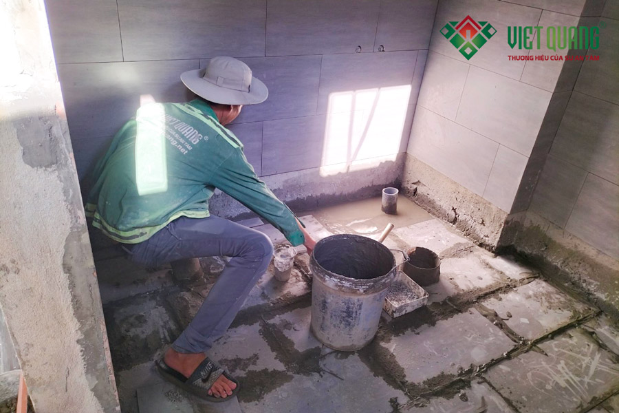 Lát gạch nền nhà vệ sinh