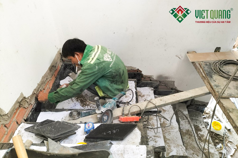 Thi công ốp đá cầu thang bộ