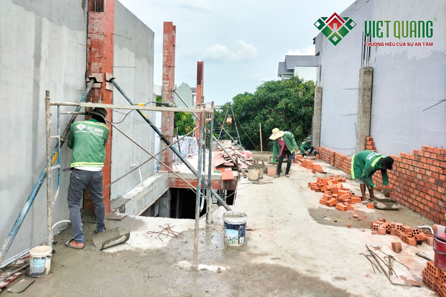 Thi công xây dựng phần thô hệ khung chịu lực đà sàn lầu 1 - Công trình nhà phố 3 tầng của tại Bình Dương