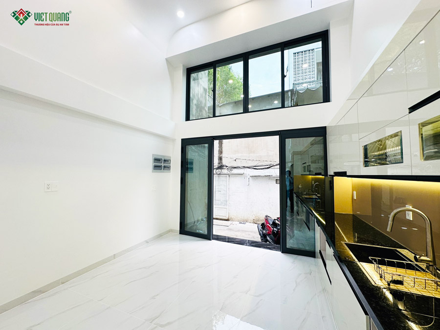 Bàn giao nhà 1 trệt 1 lửng 3 lầu 1 tum sân thượng 4.3x19m