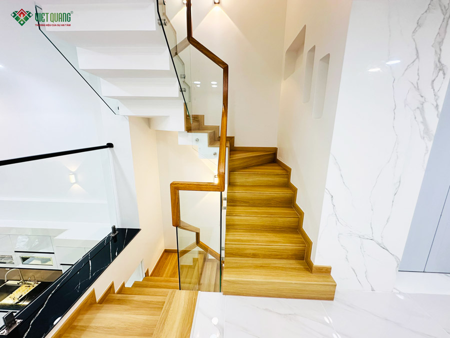 Bàn giao nhà 1 trệt 1 lửng 3 lầu 1 tum sân thượng 4.3x19m