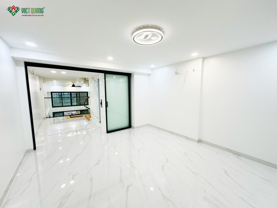 Bàn giao nhà 1 trệt 1 lửng 3 lầu 1 tum sân thượng 4.3x19m