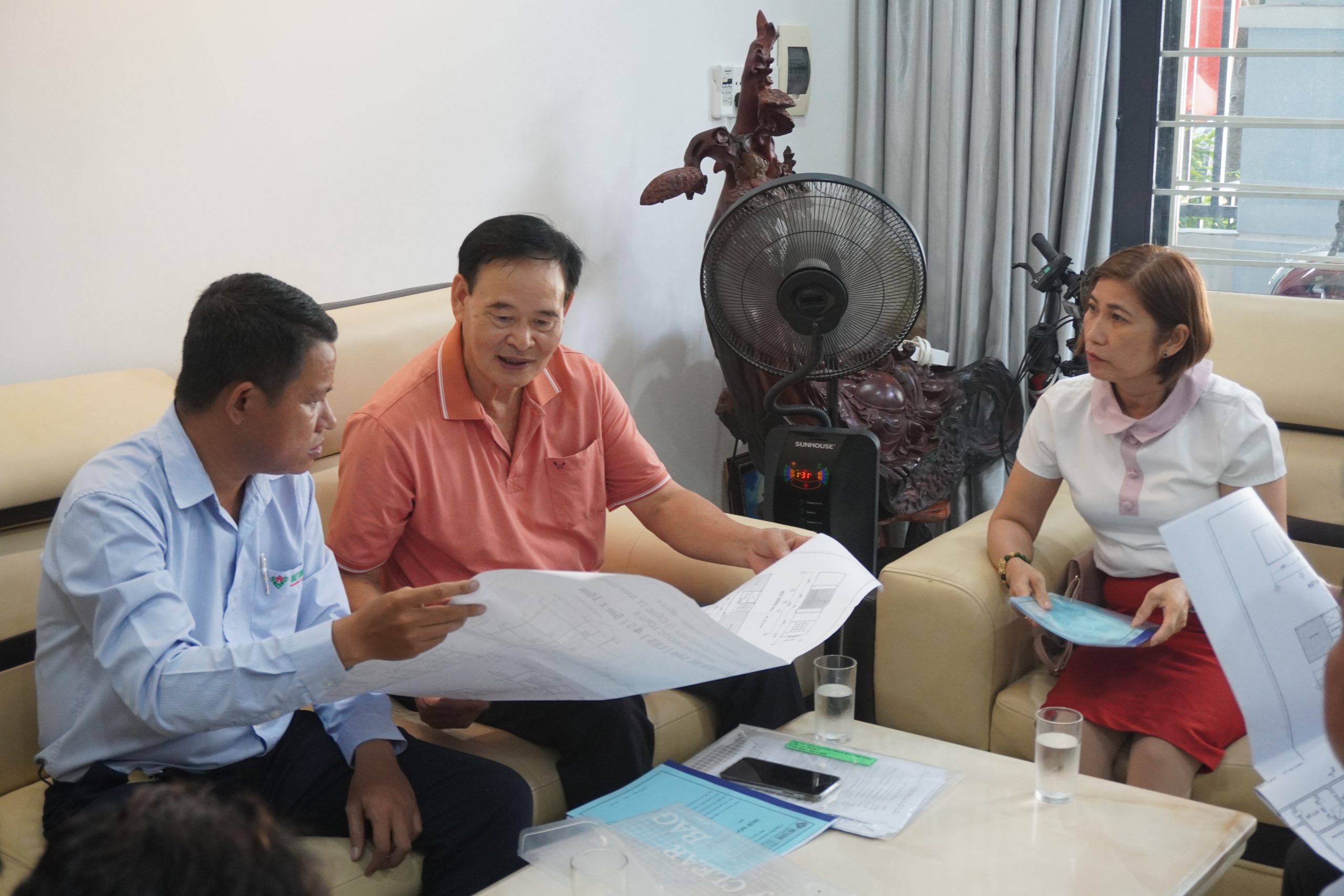 Chuyên viên Việt Quang Group hỗ trợ và hướng dẫn khách hàng chuẩn bị thủ tục pháp lý khi xây nhà.