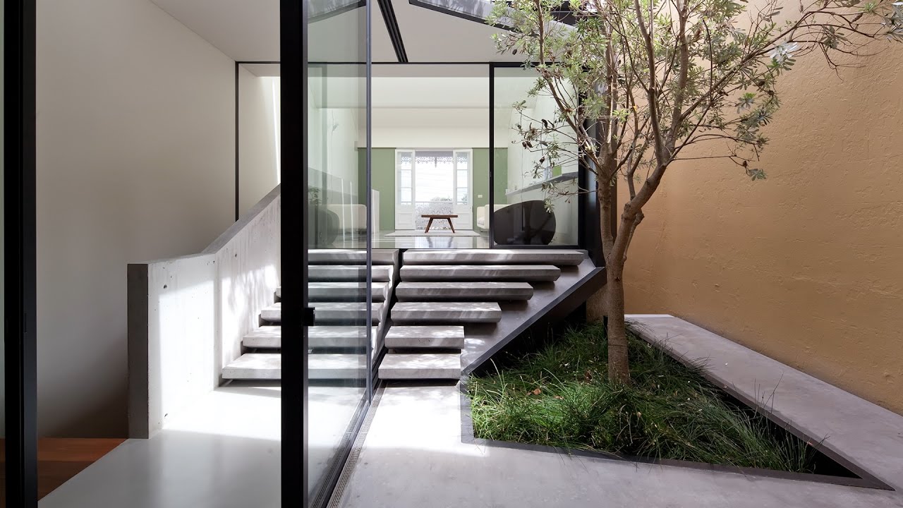 Giếng trời giúp không gian sống trở nên thoáng đãng và tràn ngập ánh sáng tự nhiên.