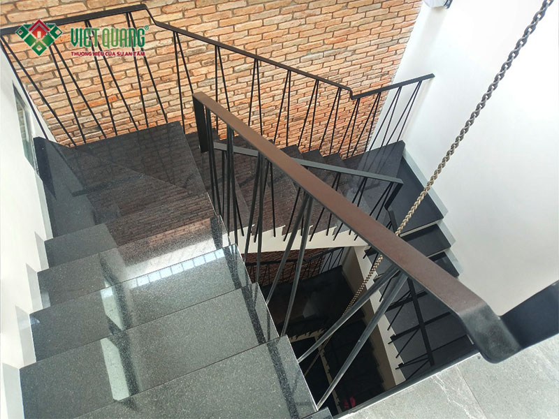 Cầu thang nhà anh Nhân – Nhà ở kết hợp cho thuê