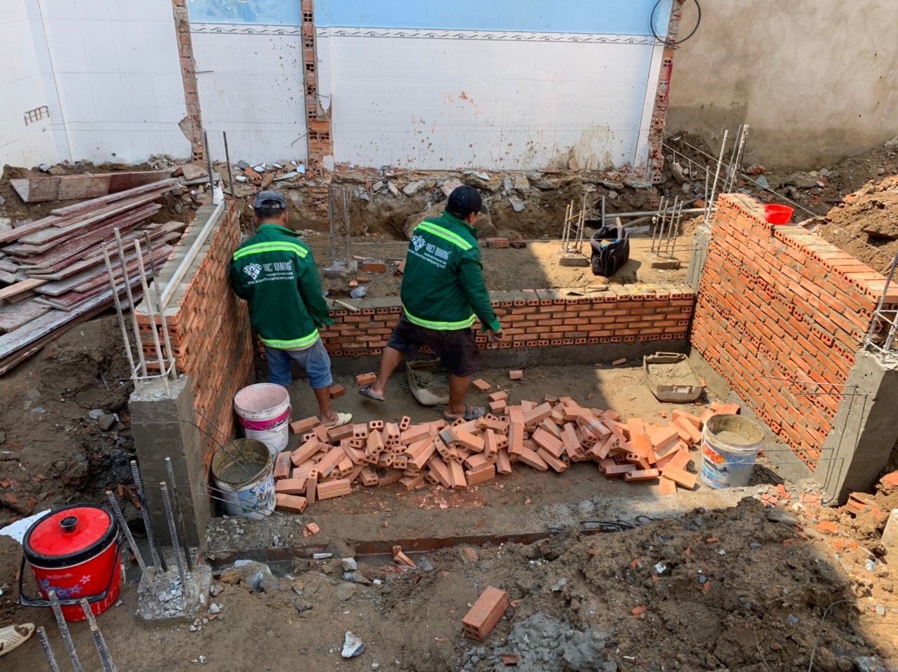 Công nhân Việt Quang Group thi công móng cọc cho công trình nhà phố